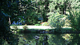 
                                                                                        Vente
                                                                                         Charmante maison en pierre agrémentée d'un étang et bordée par une rivière. 