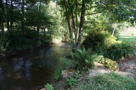 
                                                                                        Vente
                                                                                         Charmante maison en pierre agrémentée d'un étang et bordée par une rivière. 