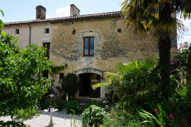 
                                                                                        Vente
                                                                                         Charmante maison en pierre du XIIIe siècle située dans la vallée de la Nizonne. 