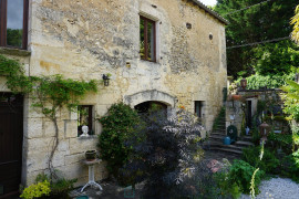 
                                                                                        Vente
                                                                                         Charmante maison en pierre du XIIIe siècle située dans la vallée de la Nizonne. 