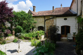 
                                                                                        Vente
                                                                                         Charmante maison en pierre du XIIIe siècle située dans la vallée de la Nizonne. 