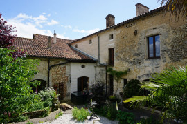 
                                                                                        Vente
                                                                                         Charmante maison en pierre du XIIIe siècle située dans la vallée de la Nizonne. 