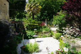 
                                                                                        Vente
                                                                                         Charmante maison en pierre du XIIIe siècle située dans la vallée de la Nizonne. 