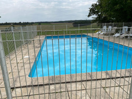 
                                                                                        Vente
                                                                                         Dans un hameau très calme du Verteillacois, très bel ensemble comprenant 2 maisons très spacieuses, 8 chambres, idéal activité de gites, grange, une piscine et un hectare, vues.