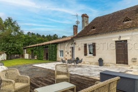 
                                                                                        Vente
                                                                                         DORDOGNE PROPRIETE 31 HA ETANG CHALETS