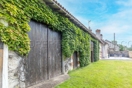 
                                                                                        Vente
                                                                                         DORDOGNE PROPRIETE PERIGOURDINE 4 HA ETANG CHALETS