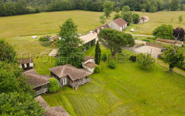 
                                                                                        Vente
                                                                                         DORDOGNE PROPRIETE PERIGOURDINE 4 HA ETANG CHALETS