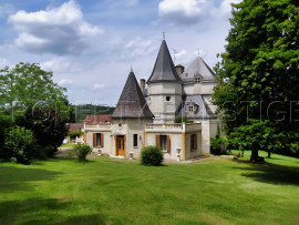 
                                                                                        Vente
                                                                                         DORDOGNE PROPRIETE XIIème 32 HA RIVIERE