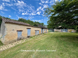 
                                                                                        Vente
                                                                                         Ensemble périgourdin du XVIIème, 6 hectares 1/2 de prairies et bois, environnement calme sans nuisance