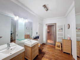 
                                                                                        Vente
                                                                                         Exclusivité - Avignon Intramuros Zone Piétonne - 6 pièces dont quatre chambres avec place de parking privatif et grande cave