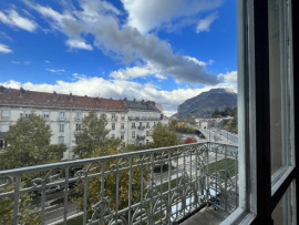 
                                                                                        Location
                                                                                         Grand T2 meublé à Grenoble