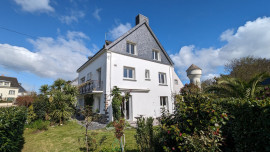 
                                                                                        Vente
                                                                                         Grande maison familiale à deux pas des écoles et du collège dans le centre de Caudan. 