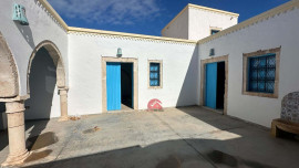 
                                                                                        Vente
                                                                                         HOUCH TYPIQUE DJERBIEN À HOUMT SOUK DJERBA