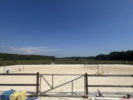 
                                                                                        Vente
                                                                                         La Motte - Villa 210m2 env. 6 pièce(s) sur terrain plat d'un hectare env. Box à chevaux Piscine