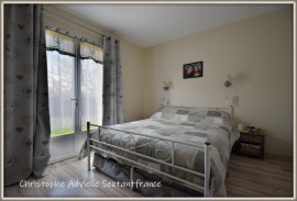 
                                                                                        Vente
                                                                                         Lalinde proche ,maison plain pied 4 chambres 120 M2 plus bureau et garage sur 4 000 M2 