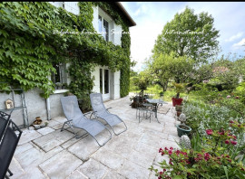 
                                                                                        Vente
                                                                                         Magnifique maison bourgeoise avec jardin clos, garage près de la rivière et du centre de Bergerac