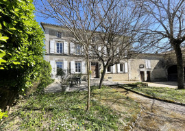 
                                                                                        Vente
                                                                                         MAISON CHARENTAISE AVEC COUR, JARDIN ET DEPENDANCES