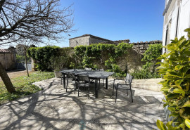 
                                                                                        Vente
                                                                                         MAISON CHARENTAISE AVEC COUR, JARDIN ET DEPENDANCES