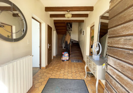 
                                                                                        Vente
                                                                                         MAISON CHARENTAISE AVEC COUR, JARDIN ET DEPENDANCES