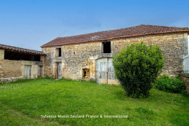 
                                                                                        Vente
                                                                                         Maison de caractère rénovée avec dépendances et grand terrain clos