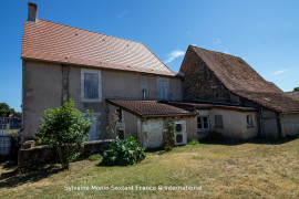 
                                                                                        Vente
                                                                                         Maison de caractère rénovée avec dépendances et grand terrain clos