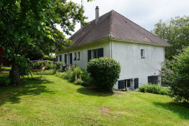 
                                                                                        Vente
                                                                                         Maison de plain-pied avec sous-sol nichée au coeur d'un village historique. 