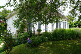 
                                                                                        Vente
                                                                                         Maison de plain-pied avec sous-sol nichée au coeur d'un village historique. 