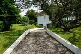 
                                                                                        Vente
                                                                                         Maison de plain-pied avec sous-sol nichée au coeur d'un village historique. 