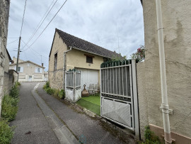 
                                                                                        Vente
                                                                                         Maison de ville avec cour et dépendance