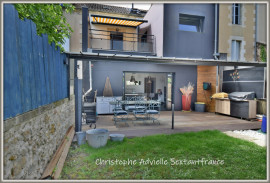 
                                                                                        Vente
                                                                                         Maison de ville mitoyenne sur 3 niveaux, 4  chambres, 2 salles d'eau, jardin