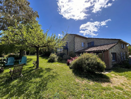 
                                                                                        Vente
                                                                                         Maison en pierre rénovée sur terrain de 1099 m²