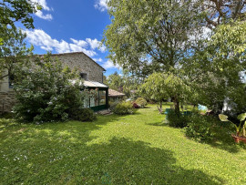 
                                                                                        Vente
                                                                                         Maison en pierre rénovée sur terrain de 1099 m²