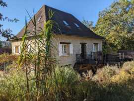 
                                                                                        Vente
                                                                                         Maison entièrement rénovée avec une piscine en pleine nature au calme dans le joie village de Condat-sur-Vézère.