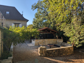 
                                                                                        Vente
                                                                                         Maison entièrement rénovée avec une piscine en pleine nature au calme dans le joie village de Condat-sur-Vézère.