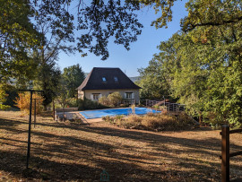 
                                                                                        Vente
                                                                                         Maison entièrement rénovée avec une piscine en pleine nature au calme dans le joie village de Condat-sur-Vézère.