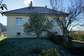 
                                                                                        Vente
                                                                                         Maison traditionnelle avec un puits dans le calme d'un village historique. 