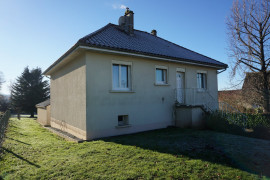 
                                                                                        Vente
                                                                                         Maison traditionnelle avec un puits dans le calme d'un village historique. 