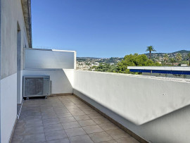 
                                                                                        Vente
                                                                                         Nice Cimiez - 3 pièces en dernier étage renové