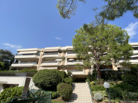 
                                                                                        Vente
                                                                                         Nice Cimiez - Très bel appartement entièrement rénové dans résidence avec piscine