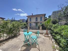 
                                                                                        Vente
                                                                                         NICE - FABRON  - Grand studio de 40.25 m² entièrement rénové avec jardin