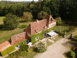 
                                                                                        Vente
                                                                                         PERIGORD NOIR PROPRIETE 26 HA GITES