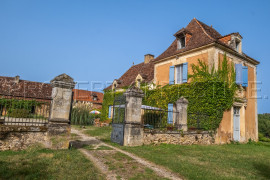 
                                                                                        Vente
                                                                                         PERIGORD NOIR PROPRIETE 26 HA GITES