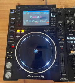 
                                                                                        Instrument de musique
                                                                                         Pioneer CDJ 2000 NXS-2 et mixeur DJM 900 NXS-2