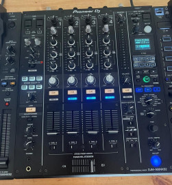 
                                                                                        Instrument de musique
                                                                                         Pioneer CDJ 2000 NXS-2 et mixeur DJM 900 NXS-2