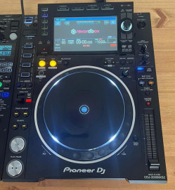 
                                                                                        Instrument de musique
                                                                                         Pioneer CDJ 2000 NXS-2 et mixeur DJM 900 NXS-2