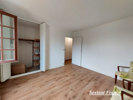 
                                                                                        Vente
                                                                                         Plain-pied avec garage d'environ 70 m² proche A13