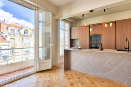 
                                                                                        Vente
                                                                                         Rare - Coeur de Nice  - Superbe 2 pièces 67 m2 rénové en étage élevé avec terrasse vue dégagée