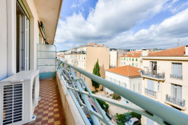 
                                                                                        Vente
                                                                                         Rare - Coeur de Nice  - Superbe 2 pièces 67 m2 rénové en étage élevé avec terrasse vue dégagée