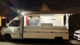 
                                                                        Utilitaire
                                                                         Renault trafic food truck camion pizza