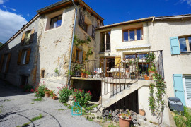 
                                                                                        Vente
                                                                                         Saint Jacques : Maison de village de 122m2 avec 3 chambres, jardin et terrasse